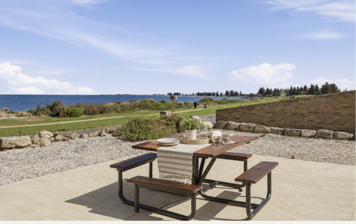 Beachfront Family Retreat • Ocean View • Huge Yard, Safety Bay